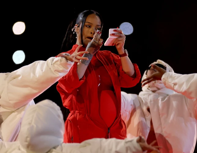 Rihanna applying a Fenty Beauty powder mid-Halftime show

